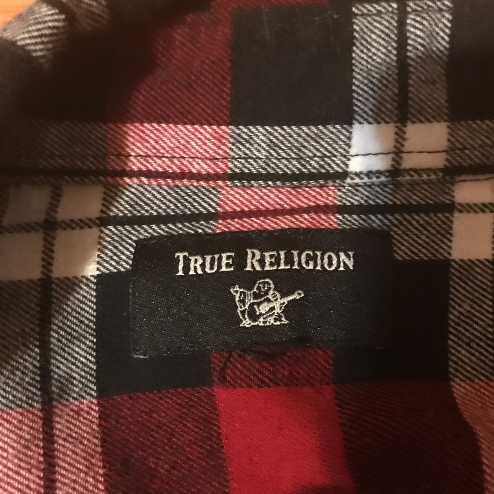 Red true religion flannel size LARGE.